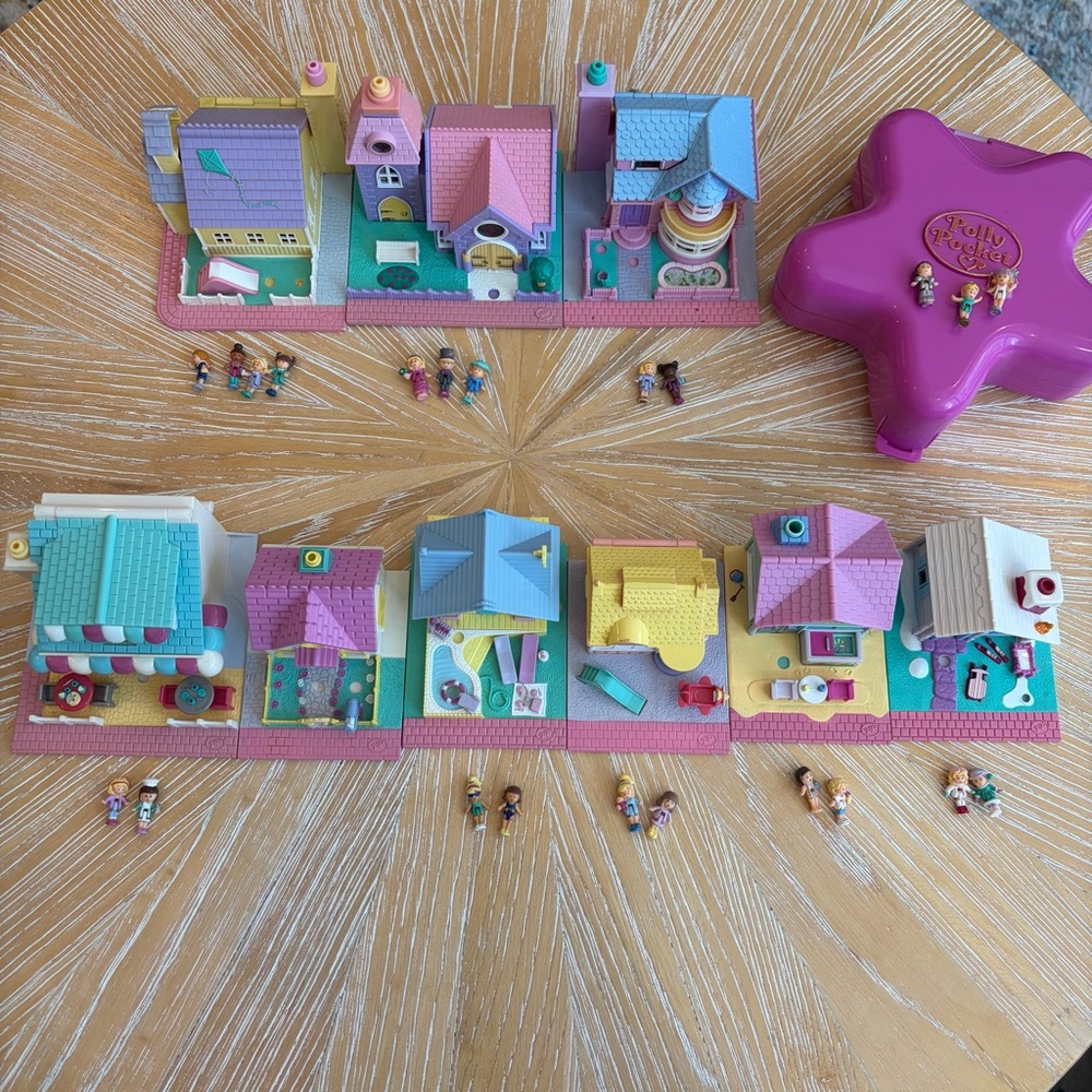 1993 Lot of 10 Bluebird Polly Pockets with 22 Dolls